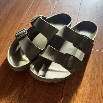 BIRKENSTOCK 올리브 그린 샌들