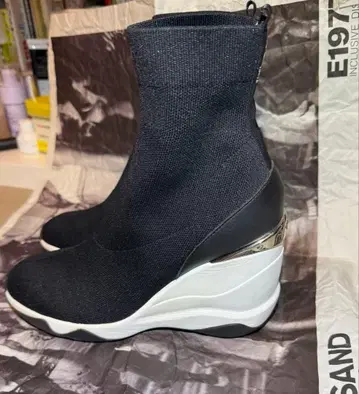 DIANA 니트 스니커즈 부츠 23.5