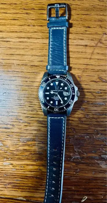 101 멋지고 캐주얼한 다이버 워치 블랙 가죽 밴딩