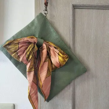 리본 포함 카키 가죽 클러치백