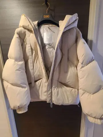 DUNO 후드 부착 크림 다운 자켓