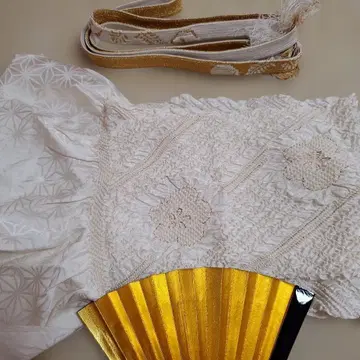 흰금 꽃 자수 허리띠와 오비 장식 천, 그리고 부채