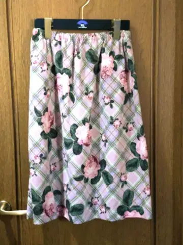 카네코 이사오 장미 격자 플레어 스커트 무릎 기장 더스티 핑크 계열