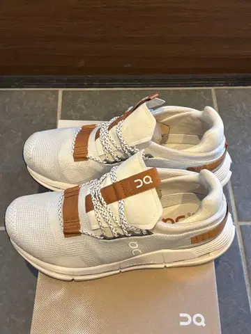 On 화이트 스니커즈