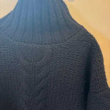 케이블 짜임 터틀넥 니트 블랙