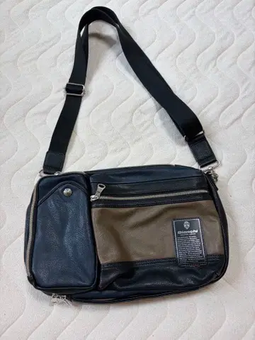 합성 피혁 숄더백 블랙 브라운