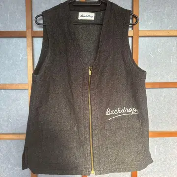 백 드롭 다크 그레이 집업 베스트