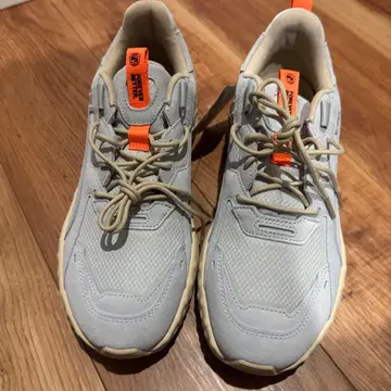 라이트 그레이 스웨이드 메쉬 스니커즈