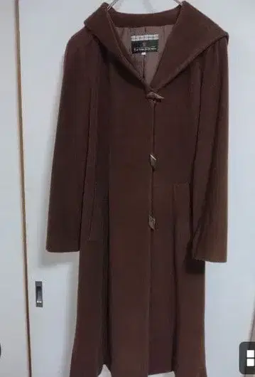 더 스카치 하우스의 초콜릿 색 코트 모 100%