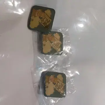 토라상 워크 핀즈 그린과 금색 사각형 핀 배지 3개 세트