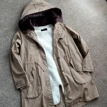 베이지 모즈 코트 탈부착 가능한 브라운 퍼 & 보아 이너 포함