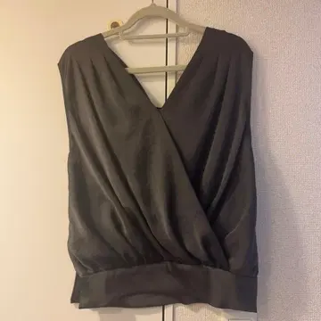 NOBLE 뮤즈 새틴 개더 볼륨 블라우스