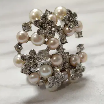 진카 네두 천연 펄 스카프 클립 큐빅