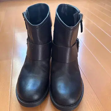 블랙 가죽 느낌 숏부츠