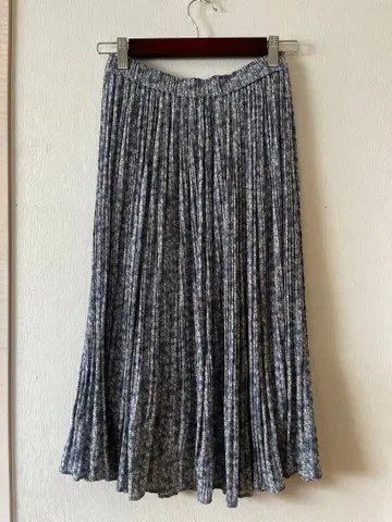 스카이블루 꽃무늬 플리츠 롱 스커트