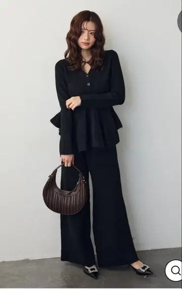 [연말 대세일] 미라인 페플럼 니트 셋업