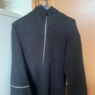 젠트 루이 블랙 데미지 하이넥 스웨터