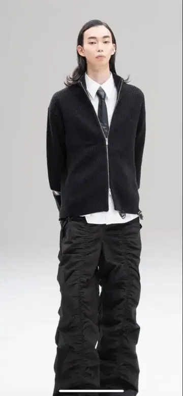 젠트 루이 블랙 데미지 하이넥 스웨터