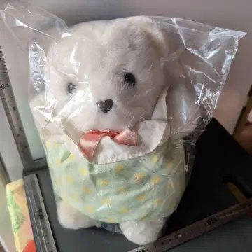 물방울 패턴의 화이트 봉제 인형