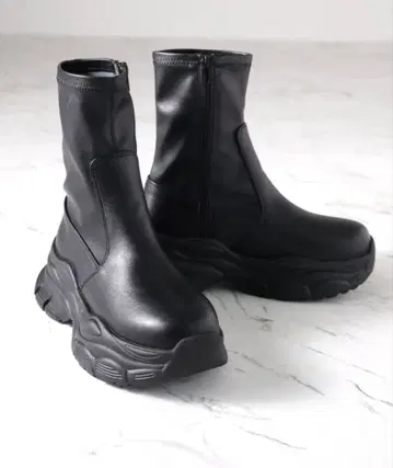 VIVIAN 통굽 스트레치 스니커즈 숏부츠