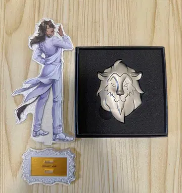 트위스테 레오나 킹스칼라 플라티나 자켓 아크릴 스탠드 브로치