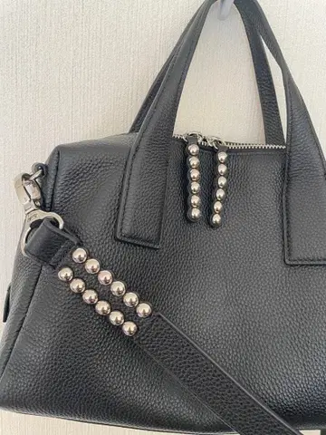 ear PAPILLONNER 블랙 가죽 숄더백 스터드 부착