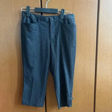 다크 그레이 스트라이프 크롭 팬츠