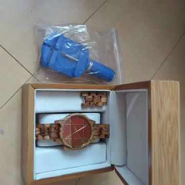 우드 소재 레드 다이얼 손목시계