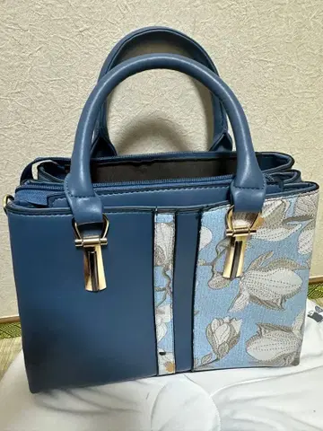 꽃무늬 디자인의 파란 핸드백