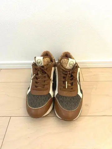 Michael Kors 브라운 스니커즈