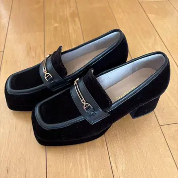 블랙 벨벳 로퍼 스타일 힐