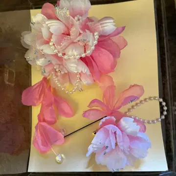 핑크 꽃 장식 빗 포함