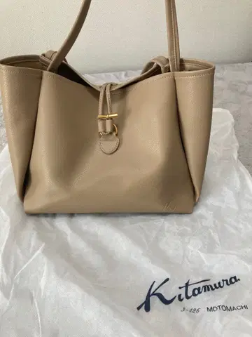 K 엠보싱 로고 토트백 베이지