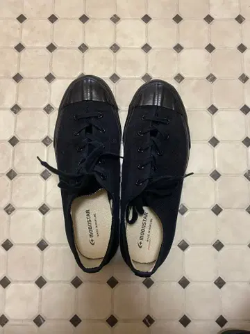 문스타 블랙 스니커즈 6 US