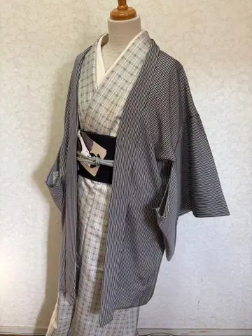 세련된 줄무늬의 홑겹 긴 겉옷