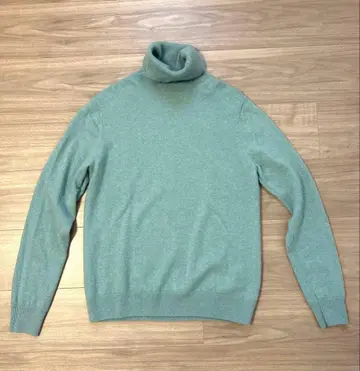 유니클로 캐시미어 터틀넥 스웨터
