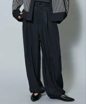 모가 파우더리 큐프라 파라슈트 팬츠