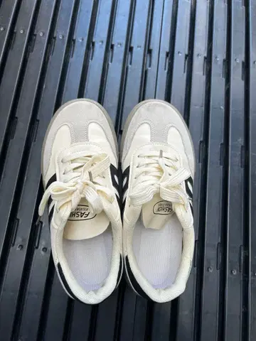 아이보리 스웨이드 스니커즈