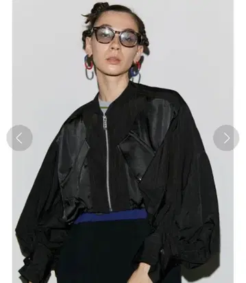 UN3D. 볼륨 슬리브 숏 블루종 블랙