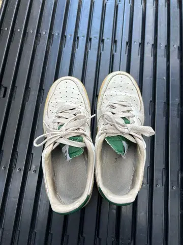 화이트/그린 가죽 스니커즈
