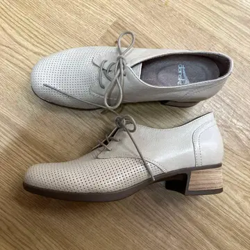 Dansko 베이지 레이스업 슈즈