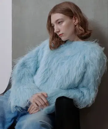 라이트 블루 퍼 니트 긴팔 크롭