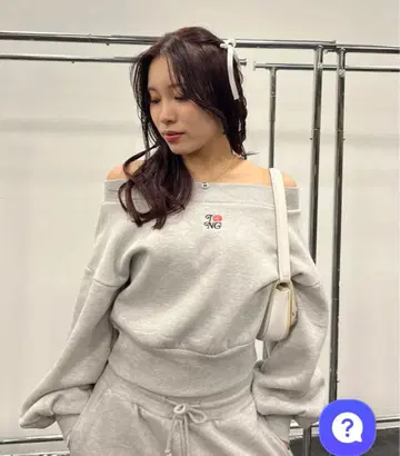 오프숄더 그레이 트레이닝복 NG one shoulder sweat