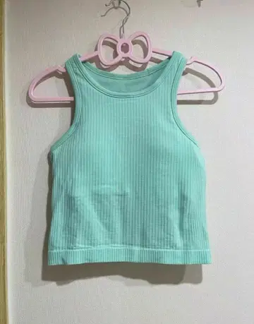 여성용 러닝 셔츠는 짧습니다