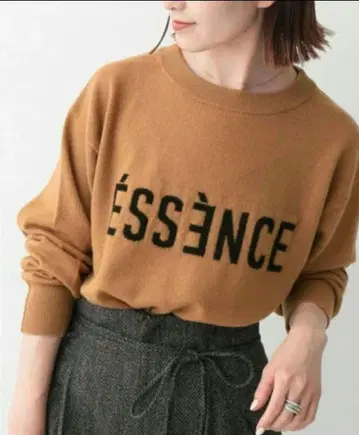 Spick & Span ESSENCE 로고 니트