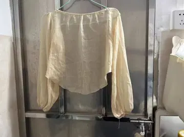 [ 한정 특가품 ] 크림색 프릴 블라우스