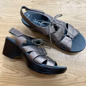 dansko 브론즈 웨지 샌들
