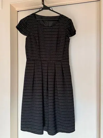 블랙과 화이트 스트라이프 원피스와 자켓 세트