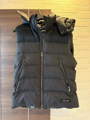 BLACK LAMB 후드 부착 다운 베스트 그레이