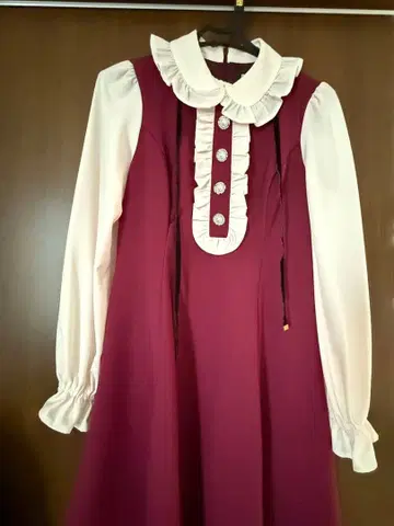 버건디 프릴 달린 A라인 원피스